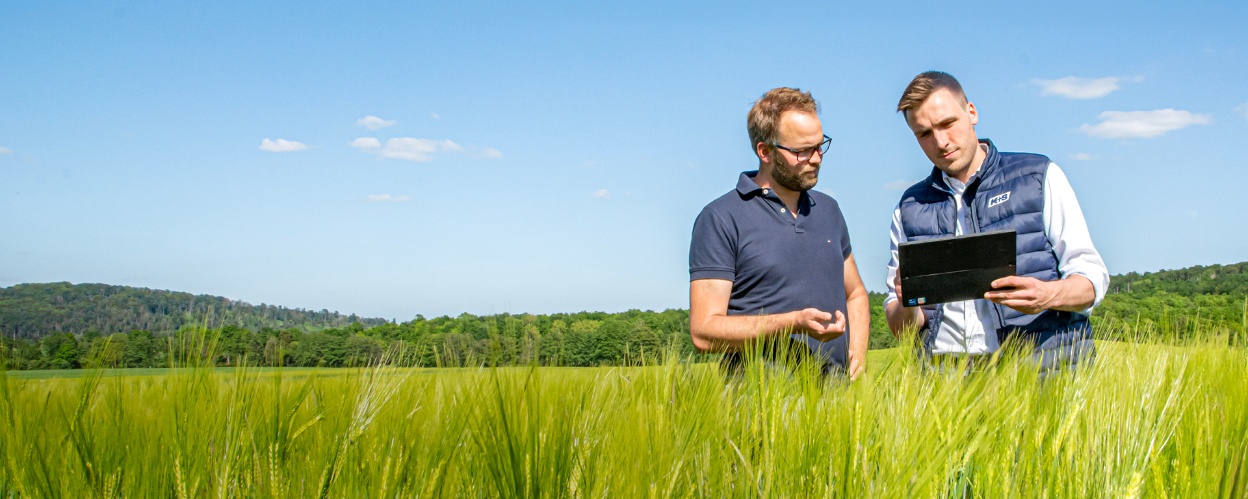 agronomes dans un champs