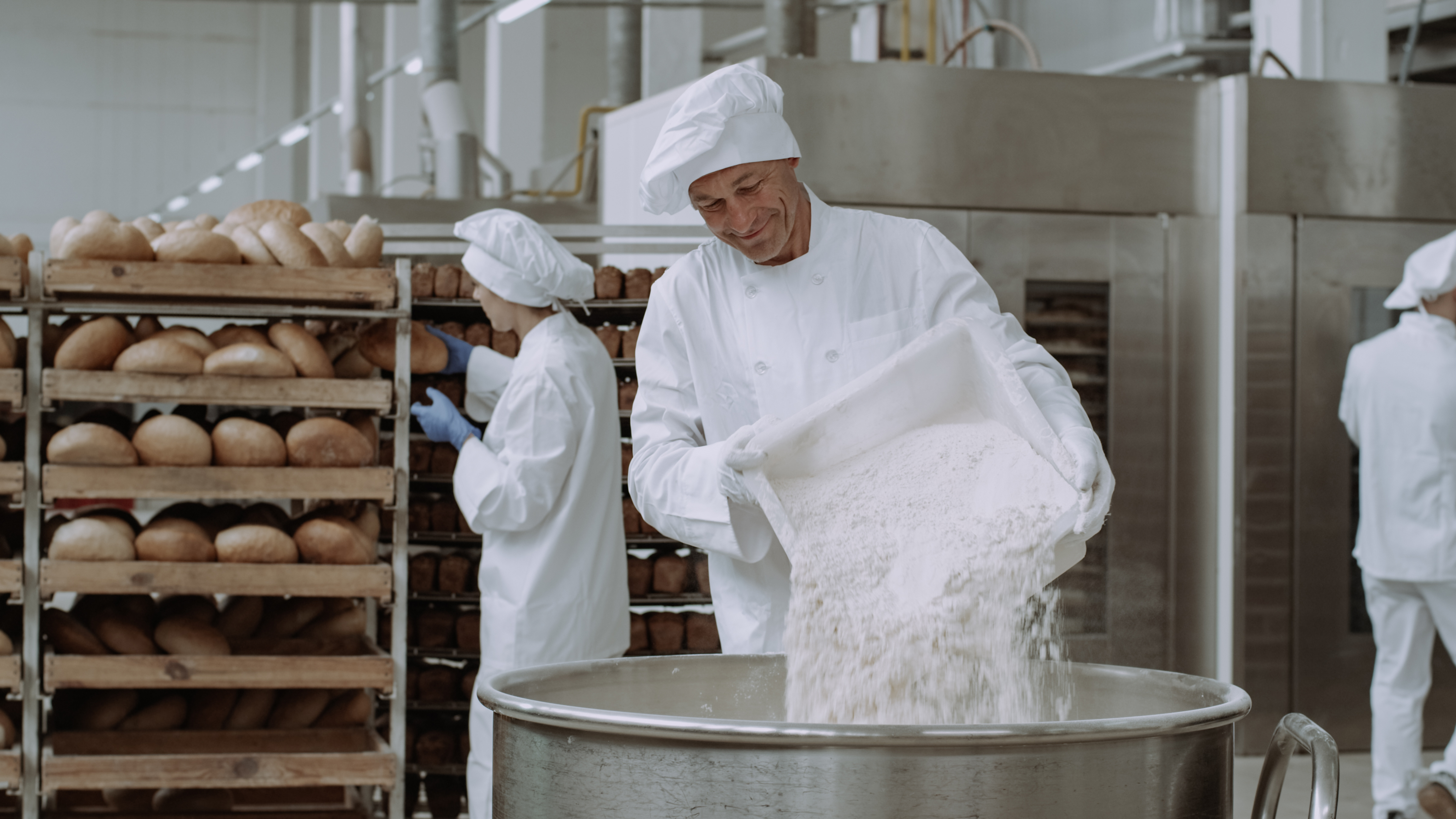 Femme en blouse blanche dans un laboratoire alimentaire
