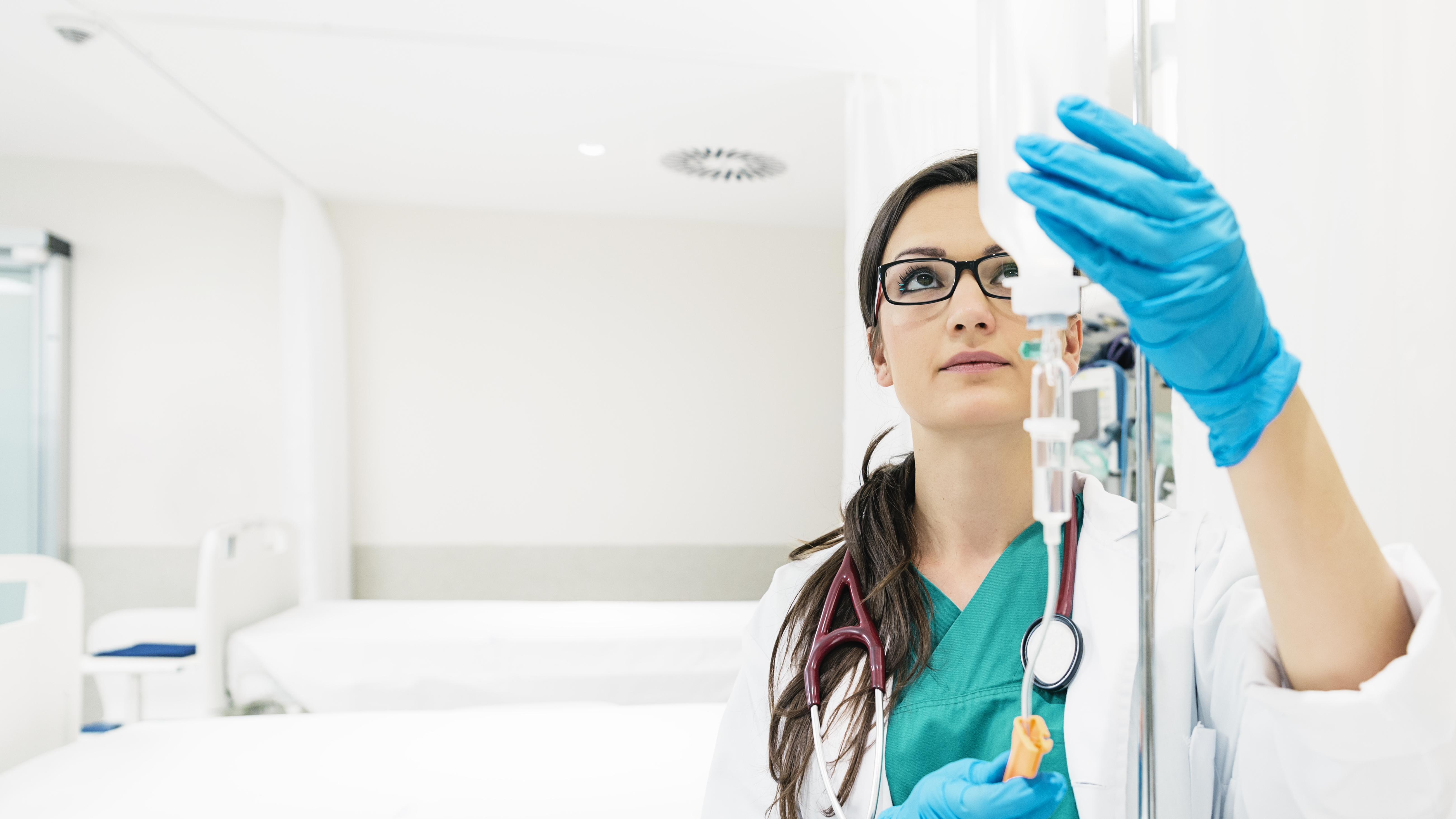 Un employé de l'hôpital pose une perfusion