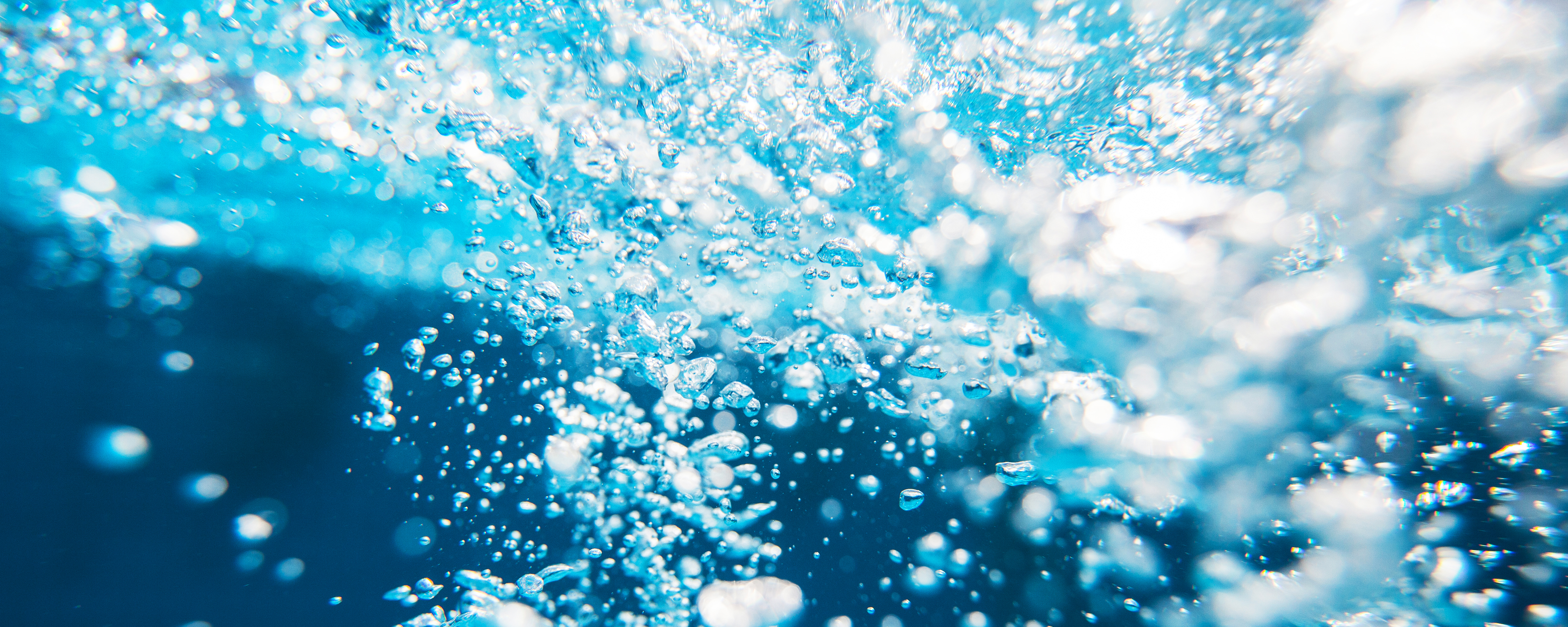 une eau douce grâce au sel, dans une piscine bleue