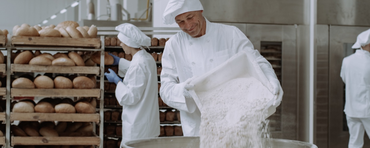 Femme en blouse blanche dans un laboratoire alimentaire
