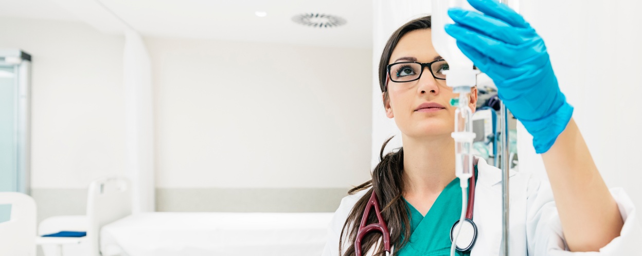 Un employé de l'hôpital pose une perfusion Un employé de l'hôpital pose une perfusion